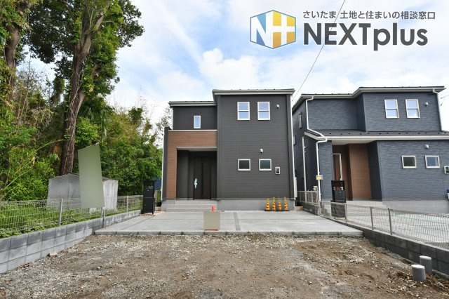 白岡市白岡8期 全2棟の外観|広大な245㎡の敷地を誇る現地は、日当たりと開放感が魅力です。建築中の今だからこそ、強固な基礎や周辺環境をじっくり確認できます。この広い庭で叶える理想の暮らしを、ぜひ現地でご体感ください。