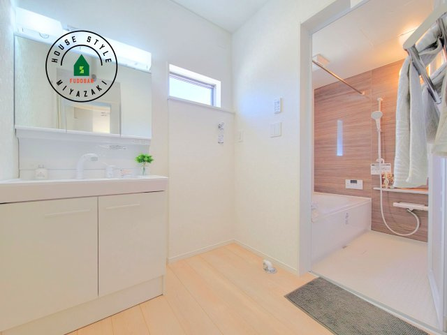 都城市早水町第1-2棟（1号棟）の内観：施工例|ゆとりの洗面スペースで朝の身支度もスムーズに。暮らしを快適に変えるシャワー付洗面台です！