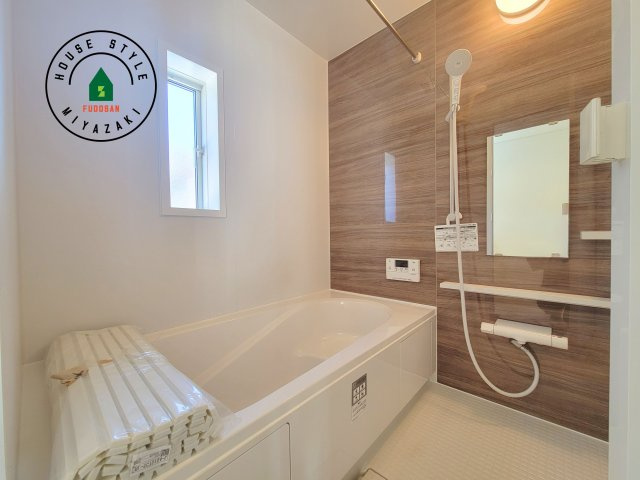 都城市早水町第1-2棟（1号棟）の内観：施工例|1日の疲れを癒してくれる広々バスルーム。雨の日のお洗濯にも大活躍な浴室乾燥機付です！