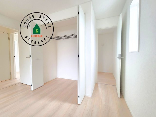 都城市早水町第1-2棟（1号棟）の内観：施工例|洋服や大きな荷物が多い方や人数の多いご家族などは、一般的なクローゼットよりもウォークインクローゼットのほうが使い勝手が良いです。