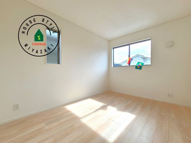 都城市早水町第1-2棟（1号棟）の内観：施工例|穏やかな光が差し込む室内には、穏やかな時間が流れます。