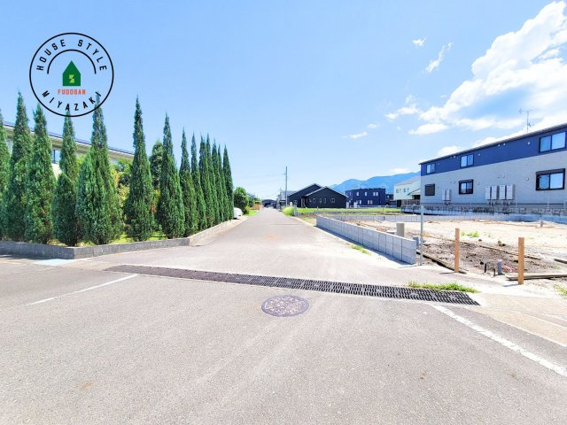 都城市早水町第1-2棟（1号棟）の前面道路含む現地写真|前面道路は閑静な住宅地をはしる車通りの少ない道路。お車の出し入れが苦手なママや小さなお子様にも安心ですね。しっかり舗装もされているので、ベビーカーや自転車で通っても快適に通行できます。