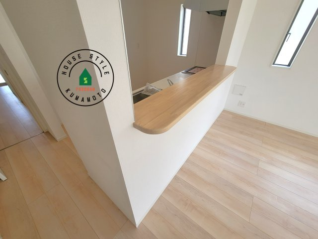 都城市早水町第1-2棟（1号棟）の内観：施工例|キッチンから立ち込める香りが今日の料理を期待させます。