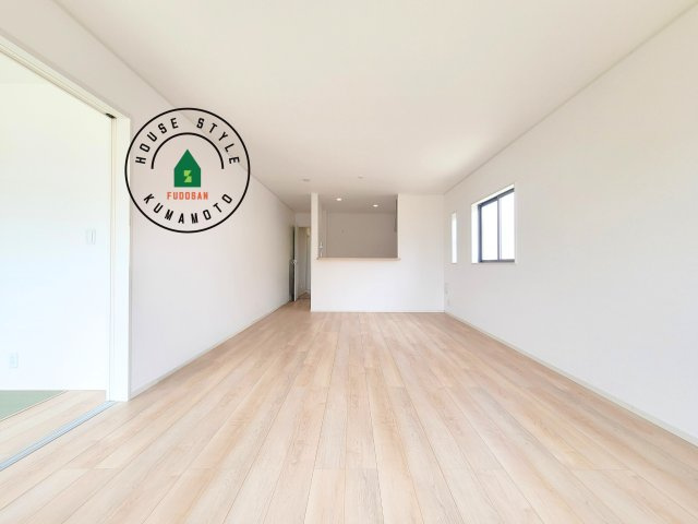 都城市早水町第1-2棟（1号棟）の内観：施工例|キッチンからリビングをしっかり確認できます。家族の笑顔があふれる空間になりそうですね。