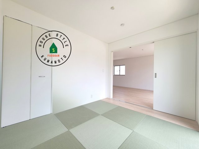 都城市早水町第1-2棟（1号棟）の内観：施工例|和室を上手に活用すると暮らし方の幅が広がります。例えば普段は開け放して、子供の小さいうちはお昼寝や遊びのスペースに。畳はソフトなので転んでもケガをしにくく安心です