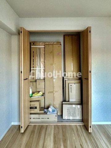 ライオンズマンション鶯谷第3の収納|居室にはクローゼットを完備し、自由度の高い家具の配置が叶うシンプルな空間です。お子様の成長と必要になる子供部屋を与えるにはぴったりの間取りですね。