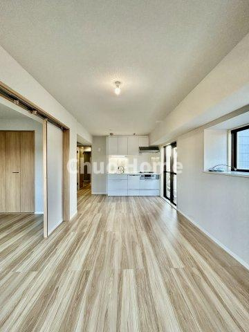 ライオンズマンション鶯谷第3のダイニング|【ダイニング】忙しい朝でも、しっかり家族が揃って食事をして頂けるゆとりある大きさのダイニングスペース。奥様が作る手料理をカウンター越しに受けとって頂き、テーブルで囲む素敵な時間を存分に愉しんで下さい。