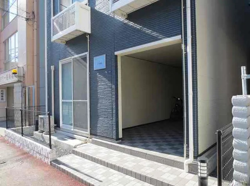 レオネクストエミライズ駅前のエントランス