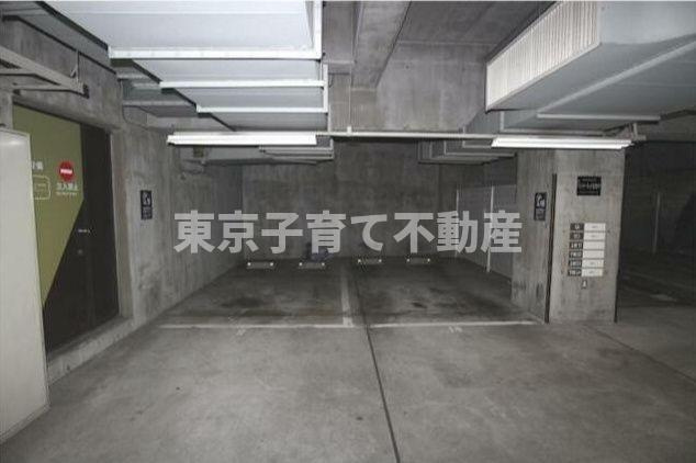ホワイトパレスの駐車場