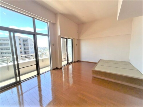 パークシティ ザ ウイングス西棟の居間・リビング