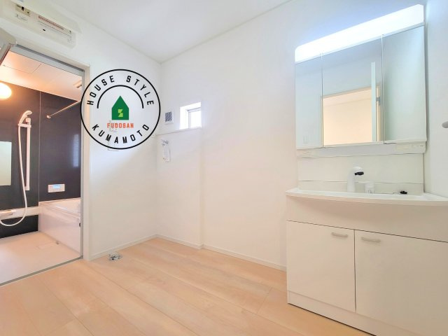 都城市早水町第1-2棟（2号棟）の内観：施工例|ゆとりの洗面スペースで朝の身支度もスムーズに。暮らしを快適に変えるシャワー付洗面台です！