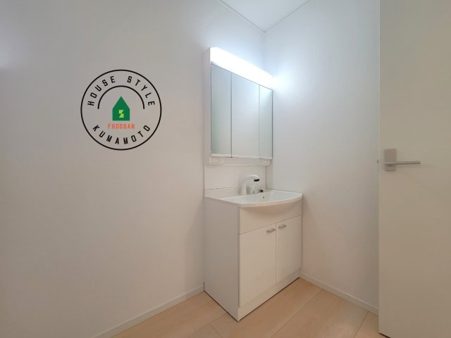 都城市早水町第1-2棟（2号棟）の内観：施工例|毎日使うものだから清潔な空間を保ちたい水回り。洗面にはそんな願いを解消させてくれる収納アイデアが満載です。三面鏡の裏側にはキャビネットが現れ小物から背の高い物まで収納できます。