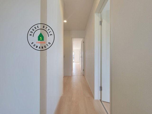 都城市早水町第1-2棟（2号棟）の内観：施工例|平屋はワンフロアしかないため、部屋と部屋の距離が近くなります。 生活音の緩衝材として廊下を活用するのがおすすめです。