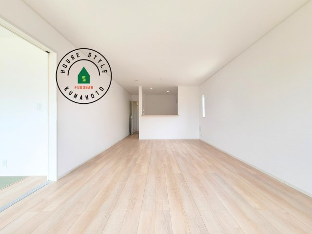 都城市早水町第1-2棟（2号棟）の内観：施工例|キッチンからリビングをしっかり確認できます。家族の笑顔があふれる空間になりそうですね。