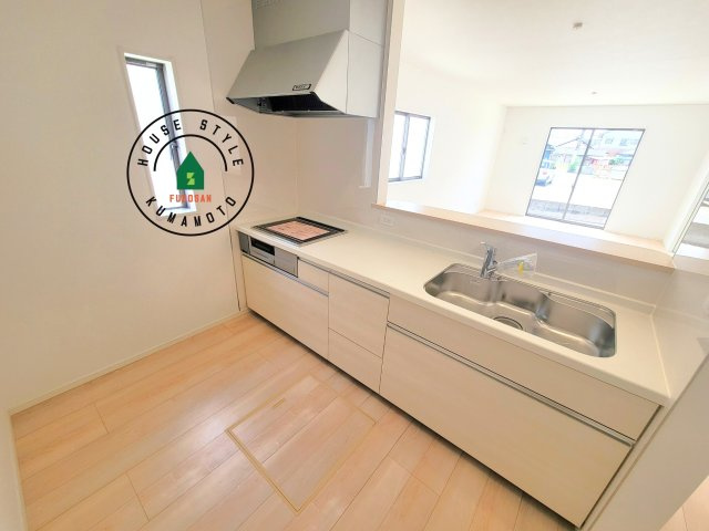 都城市早水町第1-2棟（2号棟）の内観：施工例|明るいキッチン作業スペースを多くとりました。ご夫婦でキッチンに立っても調理がしやすい広さです。食器類もすっきりと片付く収納は魅力的です。