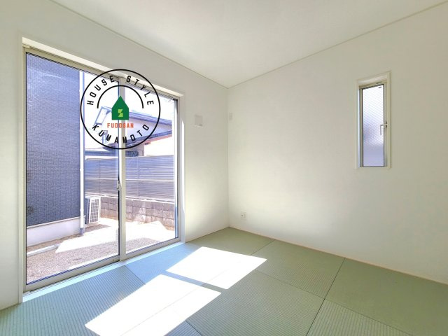 都城市早水町第1-2棟（2号棟）の内観：施工例|和室を上手に活用すると暮らし方の幅が広がります。例えば普段は開け放して、子供の小さいうちはお昼寝や遊びのスペースに。畳はソフトなので転んでもケガをしにくく安心です