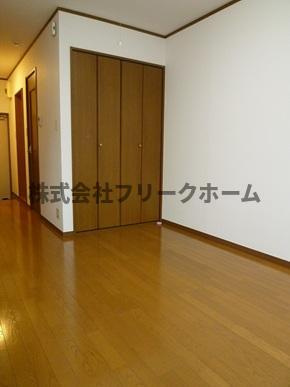 三鷹市井の頭１丁目のアパートの居間・リビング