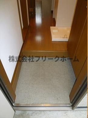 三鷹市井の頭１丁目のアパートの玄関