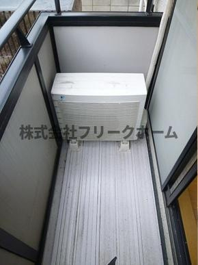 三鷹市井の頭１丁目のアパートのバルコニー