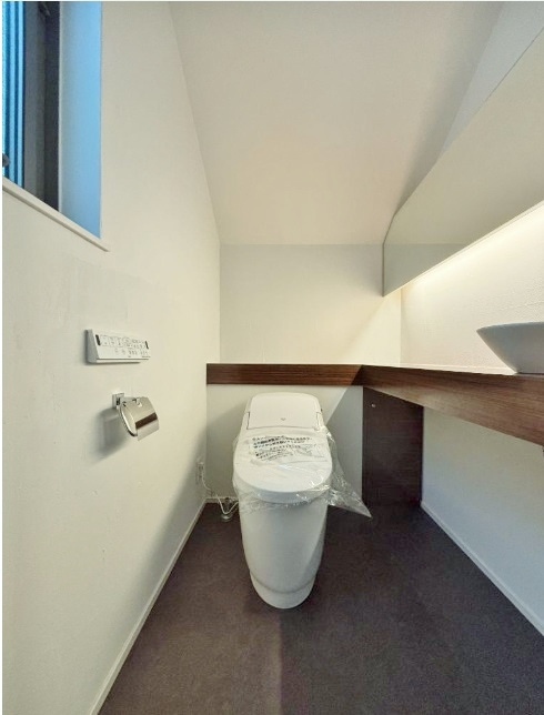 杉並区今川4丁目のトイレ|【トイレは1階・2階にございます】
水回りは全て新規交換済みです
2階トイレには便利な手洗いカウンター付です