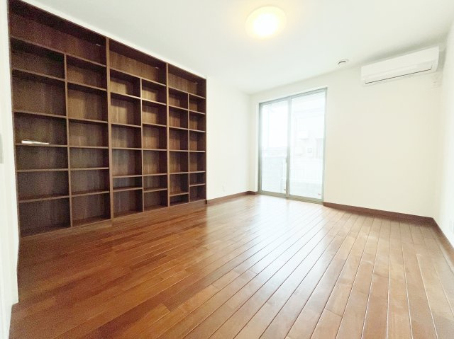 杉並区今川4丁目の洋室|1階8帖洋室は整形なお部屋なので家具のレイアウトもしやすいです
壁面ワイドな造作家具を配置しています