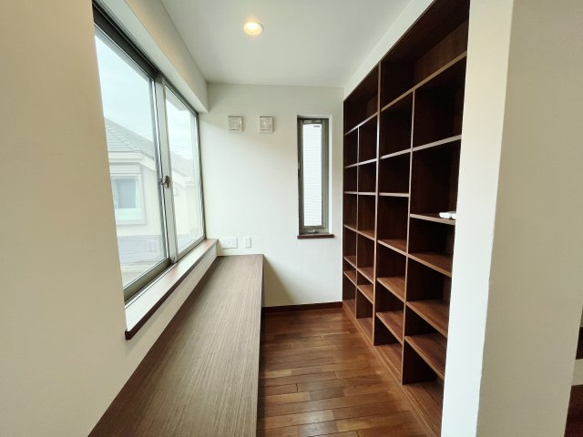 杉並区今川4丁目のその他|リビング一角には多目的にお使い頂けるカウンターを収納を設けてます