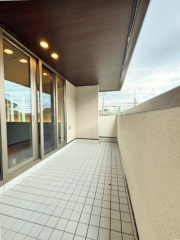 杉並区今川4丁目のバルコニー|【リビングから導線のつながる南向きのワイドバルコニー】
リビングの延長スペースは多目的にお使い頂けます
3階部分にも2か所大型のルーフバルコ