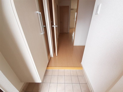 【玄関】 | キャッスル・ミニヨン | 収納もある玄関です