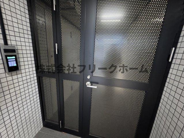 新宿区北新宿４丁目の賃貸マンションのエントランス