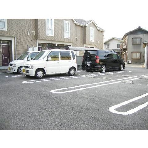 クレストールインエクセルの駐車場