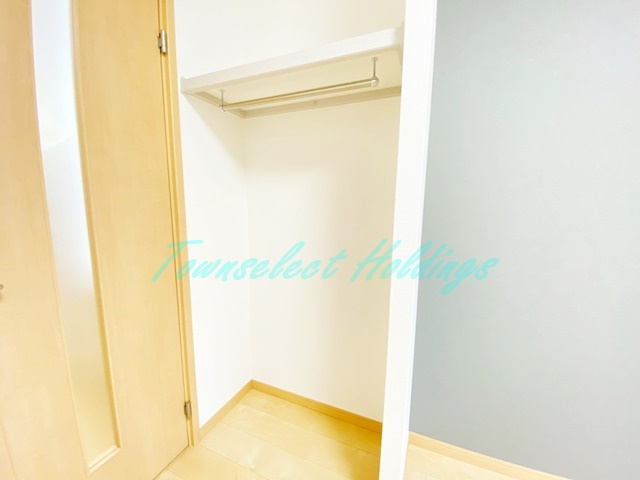 ブランドゥブランの収納|ポール付きで使い勝手の良いクローゼット♪