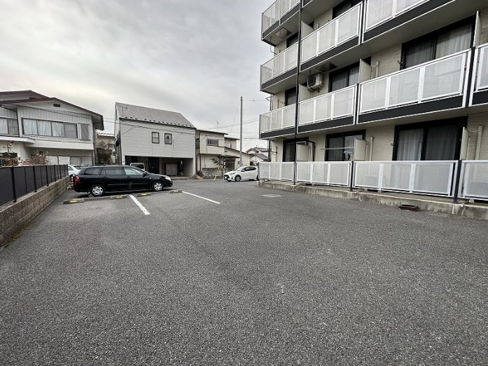 レオパレスプレジャー宇都宮の駐車場