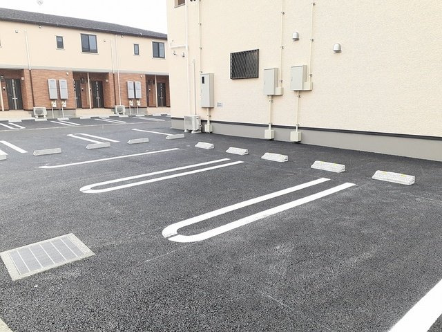 ラフィネ・グルナ　Ⅰの駐車場