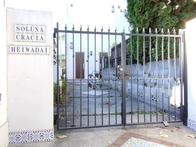 ソルナクレイシア平和台のエントランス