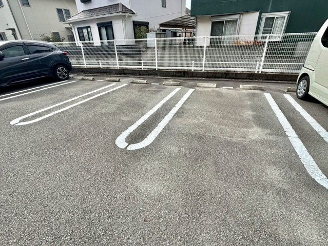 ロイヤルハイツ辻井の駐車場