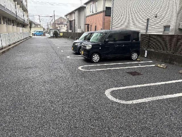 レオパレス山崎８５の駐車場