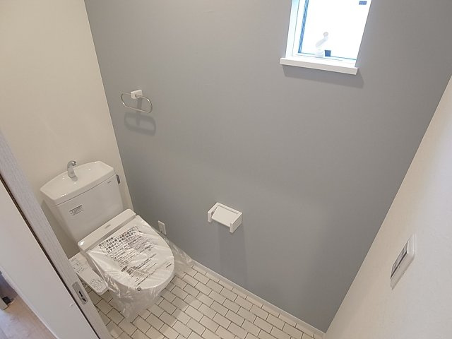 KARIN西山町のトイレ|温水洗浄付きのトイレ、小窓も完備