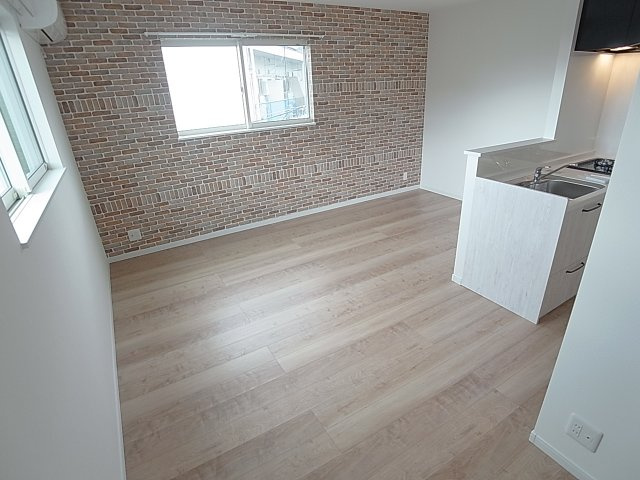 KARIN西山町の居間・リビング|広々した明るいリビングスペース