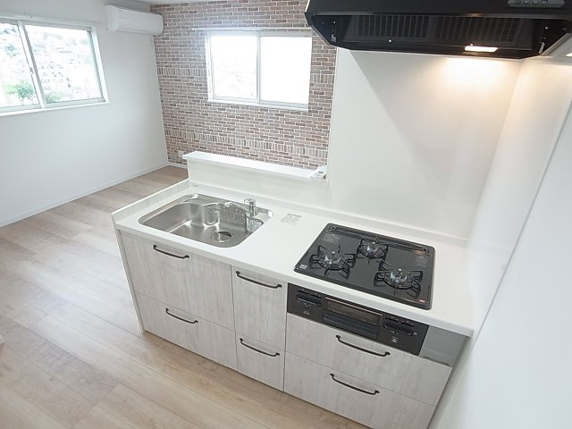 KARIN西山町のキッチン|カウンターシステムキッチン、3口ガスコンログリル付