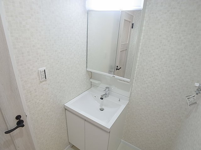 KARIN西山町の洗面所|独立洗面、シャンプードレッサー完備