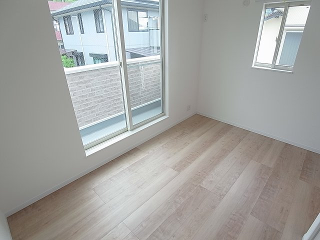 KARIN西山町の洋室|日当たりの良い洋室