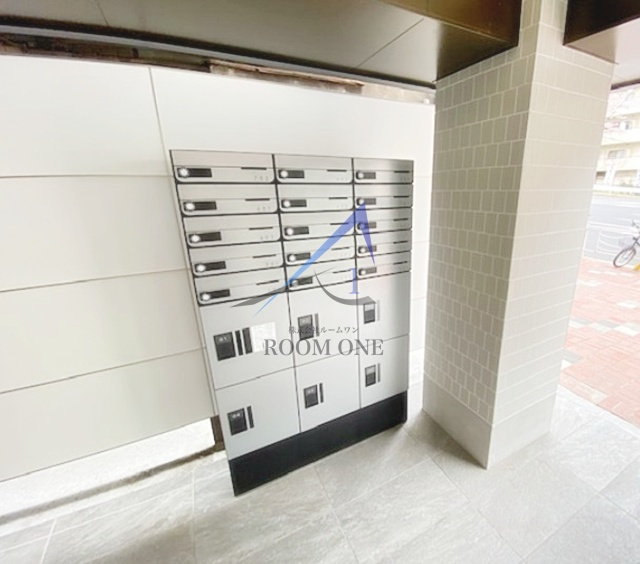 TOYO-ICHI APARTMENT.のその他共用部分|集合ポストと宅配ボックスです。