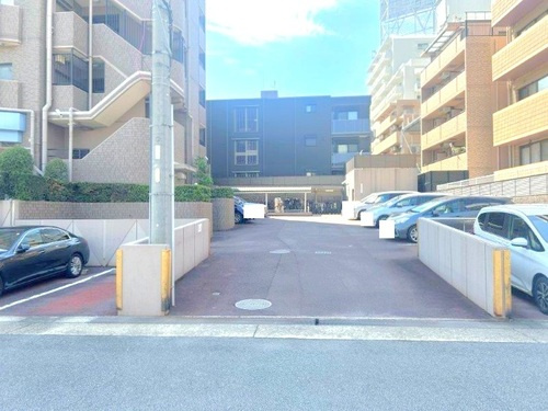 ライオンズマンション一社東の駐車場