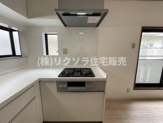 出雲町　中古一戸建てのキッチン|ビルトイン3口コンロ
■物件内覧・資金計画相談・住宅ローン相談、リフォーム相談、お問合せ受付中■
※当日・翌日のご内覧、ご相談はお電話でのお問合せがスムーズです！