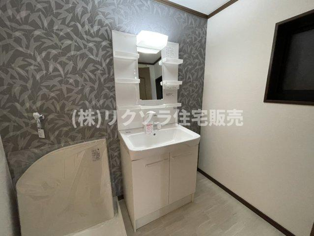 出雲町　中古一戸建ての独立洗面台|■物件内覧・資金計画相談・住宅ローン相談、リフォーム相談、お問合せ受付中■
※当日・翌日のご内覧、ご相談はお電話でのお問合せがスムーズです！