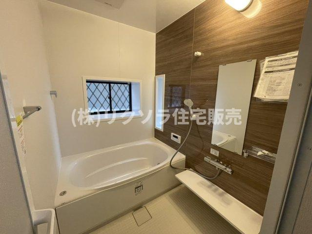 出雲町　中古一戸建ての浴室|窓付き
■物件内覧・資金計画相談・住宅ローン相談、リフォーム相談、お問合せ受付中■
※当日・翌日のご内覧、ご相談はお電話でのお問合せがスムーズです！