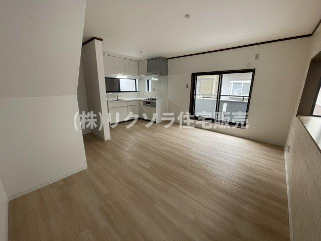 出雲町　中古一戸建ての居間・リビング|LDK12.0帖
■物件内覧・資金計画相談・住宅ローン相談、リフォーム相談、お問合せ受付中■
※当日・翌日のご内覧、ご相談はお電話でのお問合せがスムーズです！