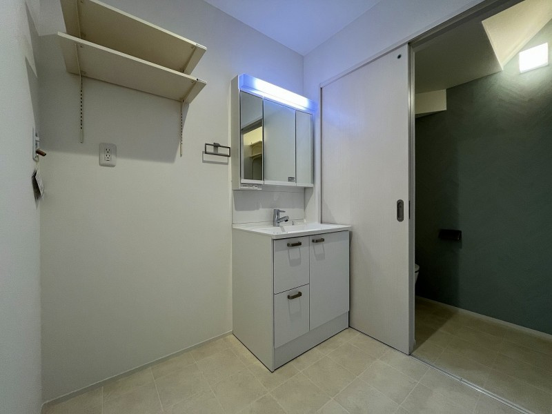 オークヒルズ　Ａ棟の独立洗面台|脱衣スペースもあります