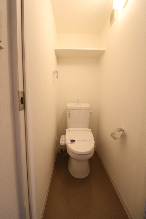 上段に収納付きのトイレです！