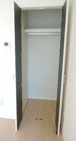 GLメゾン横浜の収納|ポール付きで使い勝手の良いクローゼット♪